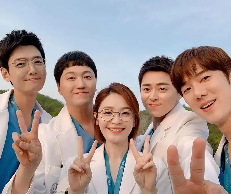 5명의 주인공이 다함께 브이를 하고있는 모습