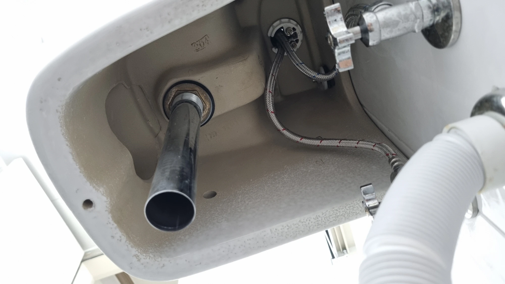 세면대 아래 배수관 팝업마개 모습