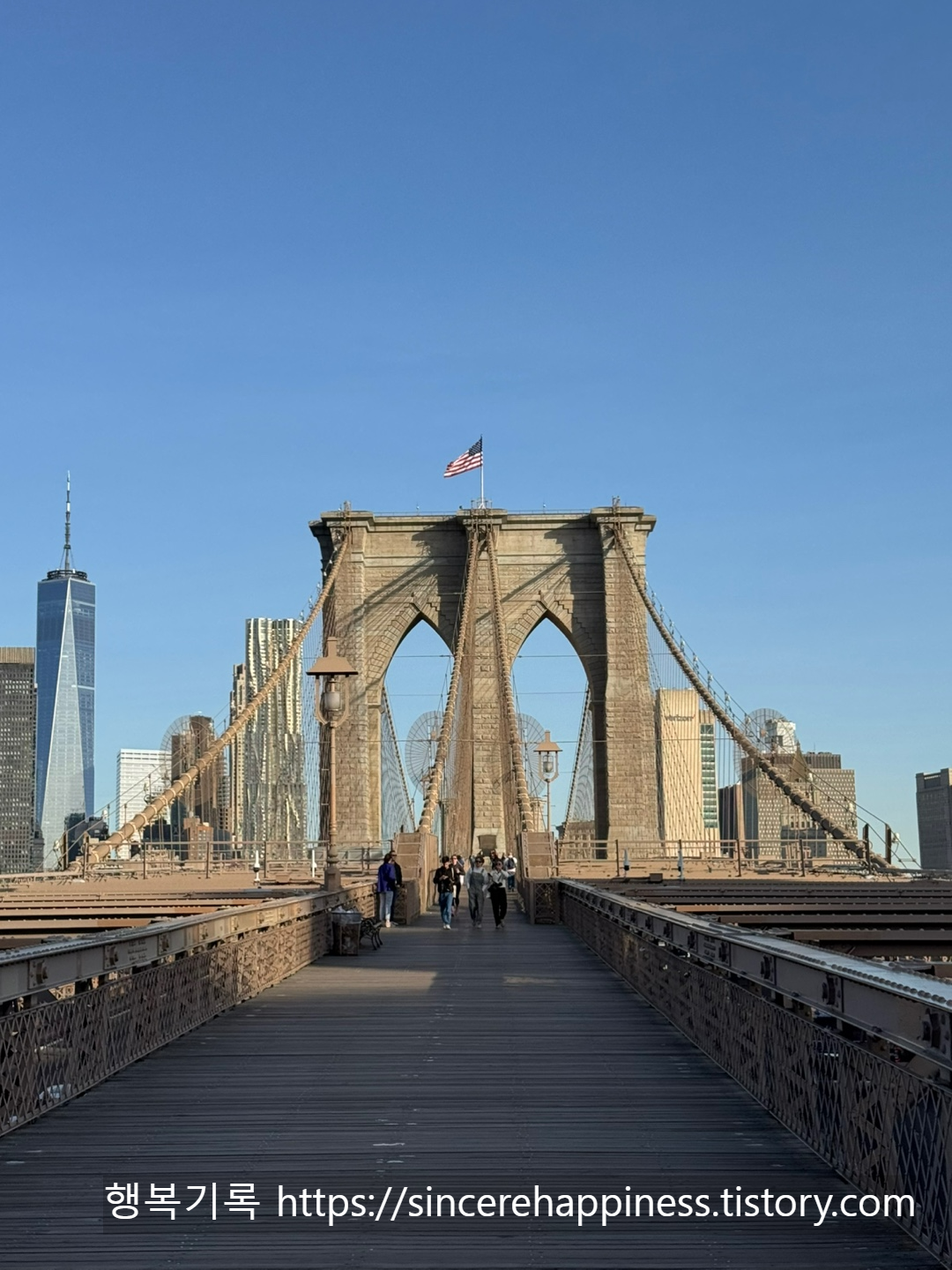 쾌청한 5월 뉴욕 날씨의 브루클린 브릿지 웅장한 석조 아치