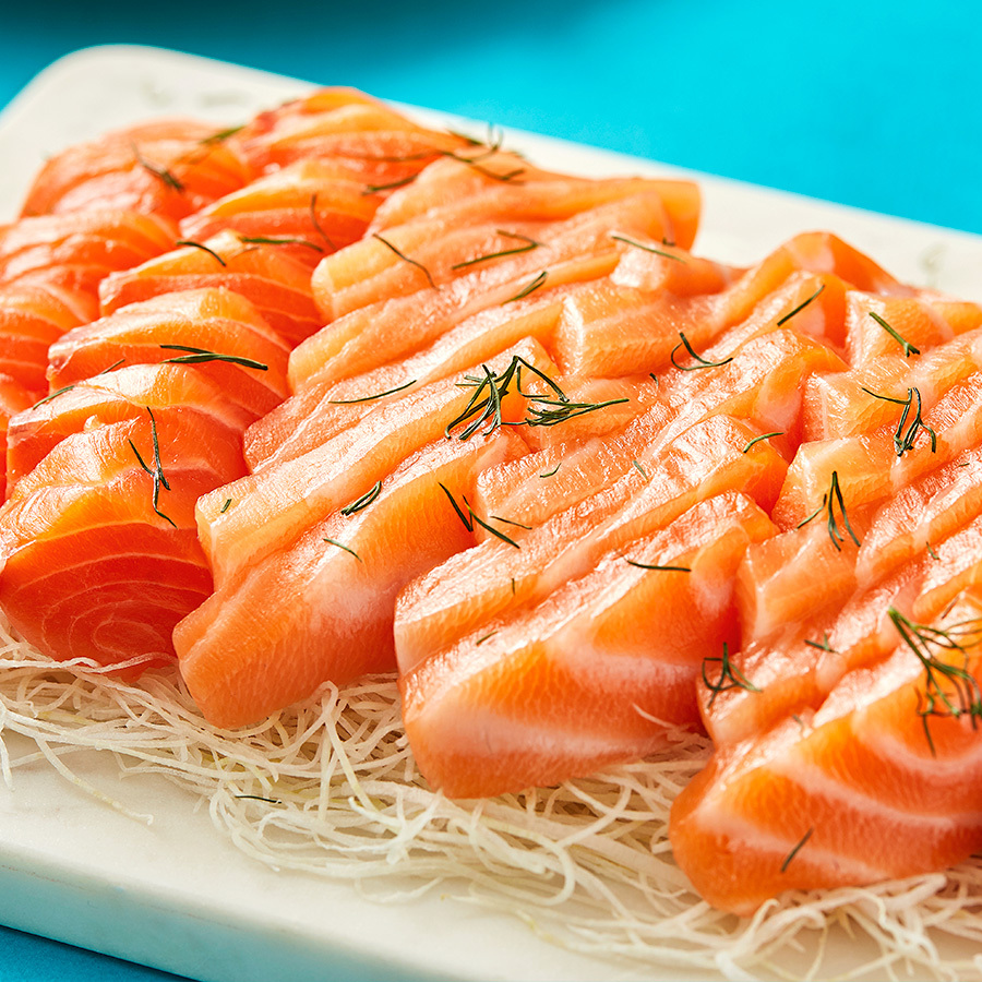 파슬리 뿌린 연어가 접시에 놓여져 있다.