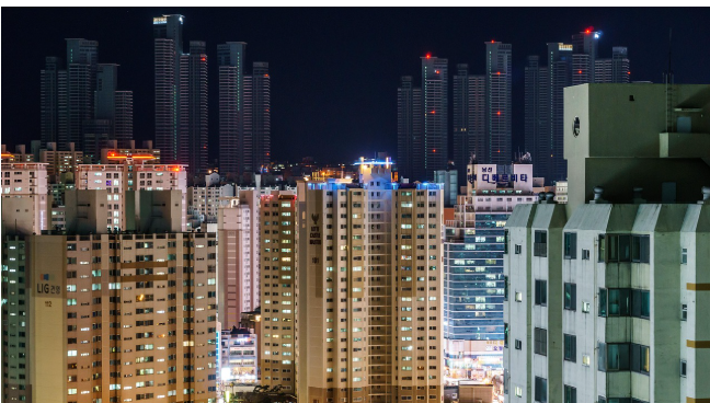 도심 고층 아파트 야경, 점등된 창과 원거리 초고층 빌딩