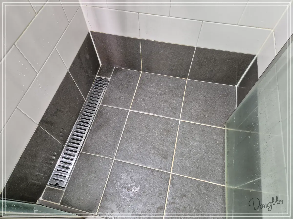 곰팡이-제거제-바른-후-청소가-완성된-깨끗한-모습