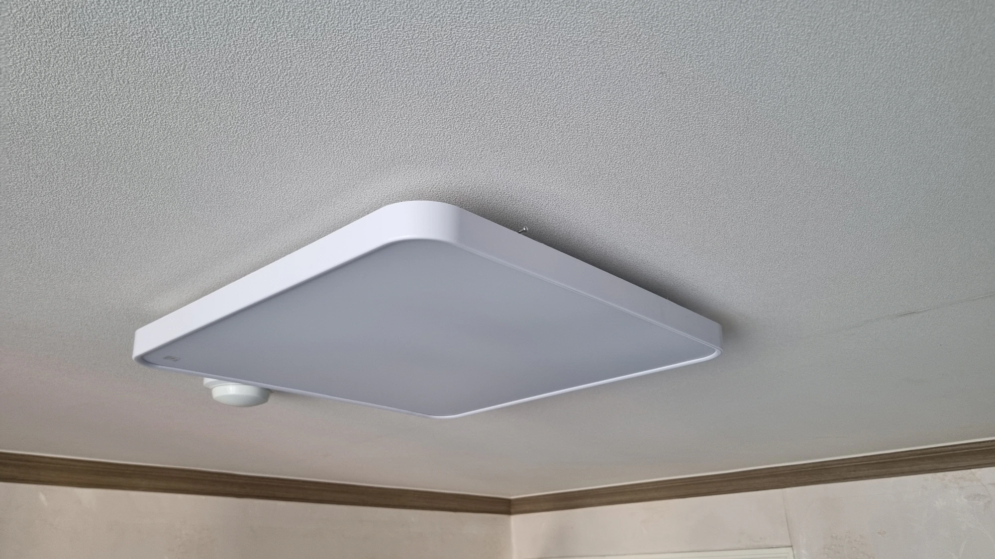 거실 방 LED 전등 설치 완료 모습