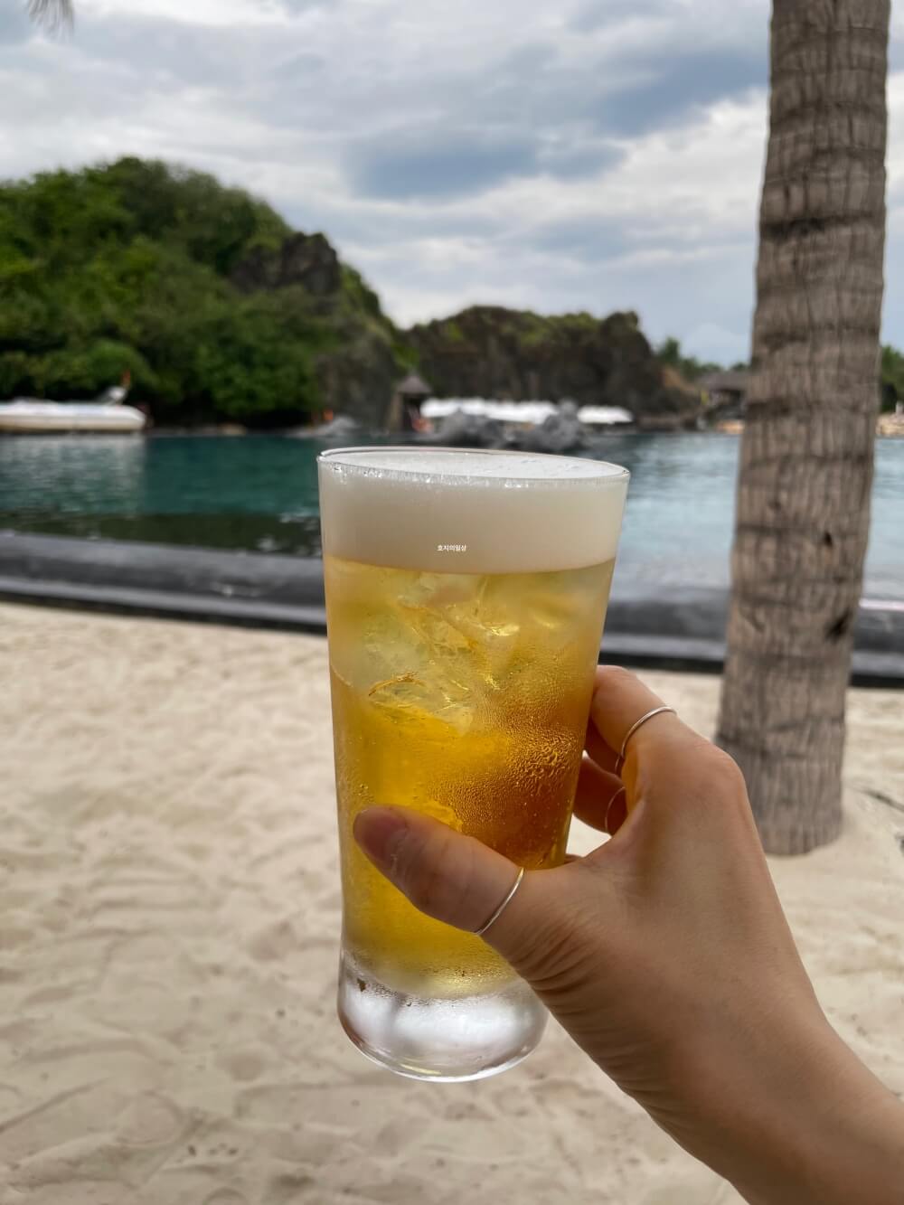 아미아나 리조트 풀바 - 얼음잔에 담긴 사이공 맥주