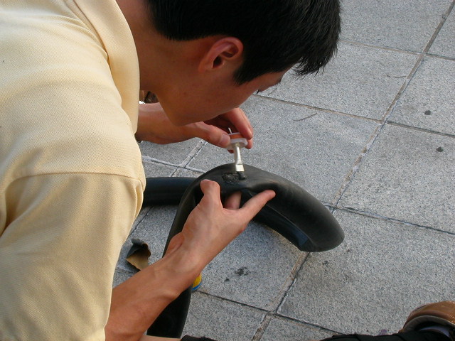 자전거 타이어 빵꾸를 때우는 모습