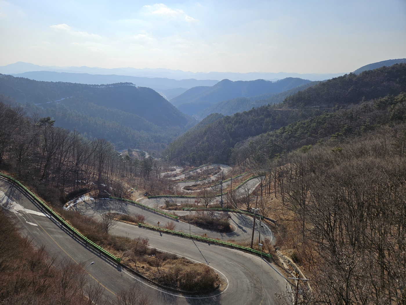 충북 속리산 말티재 전망대에서 내려다본 꼬부랑길 전경, 굽이진 산길과 봄 풍경이 어우러진 자연 절경