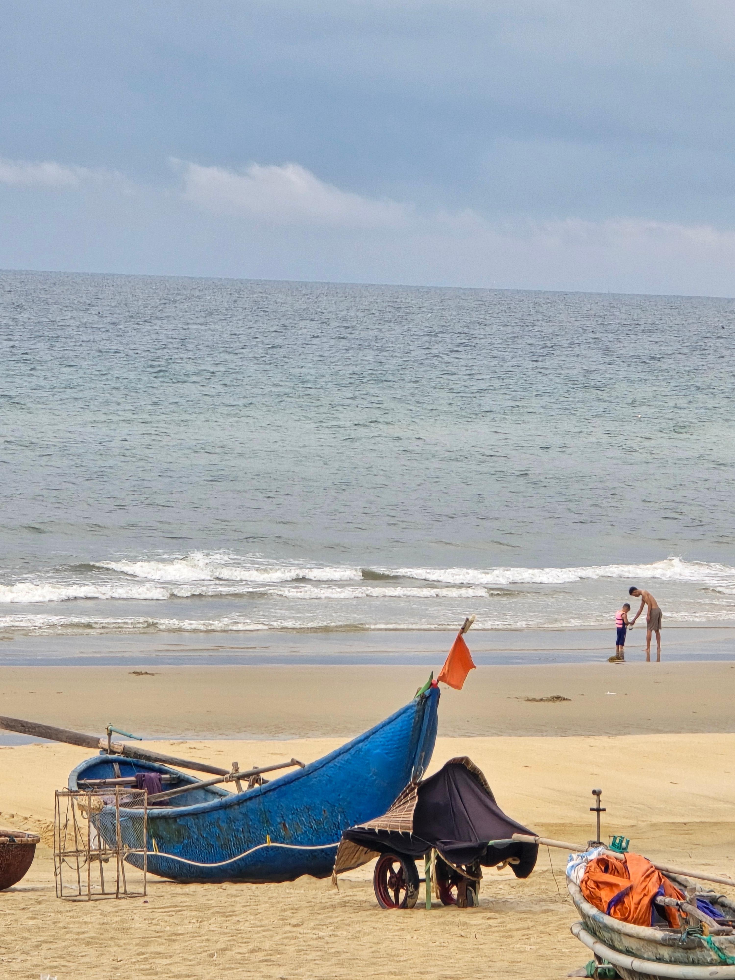베트남 노을빛 강가를 걷는 여행자 실루엣