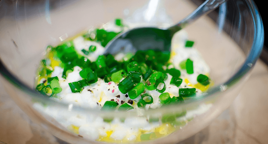 요구르트 위에 올려진 부추