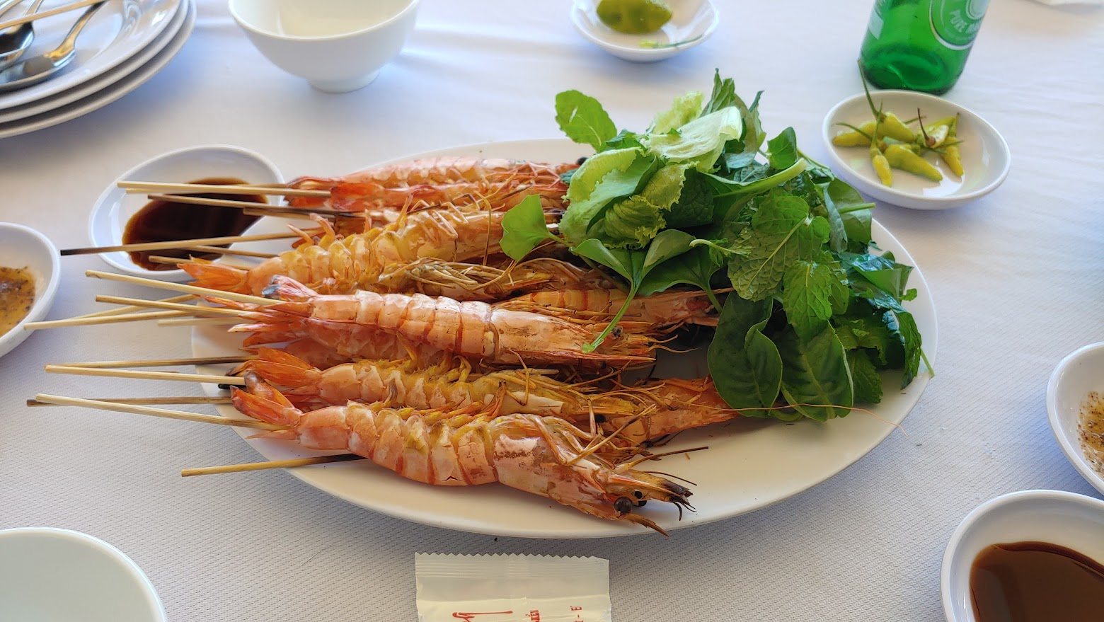 향채와 함께 올려진 새우꼬치