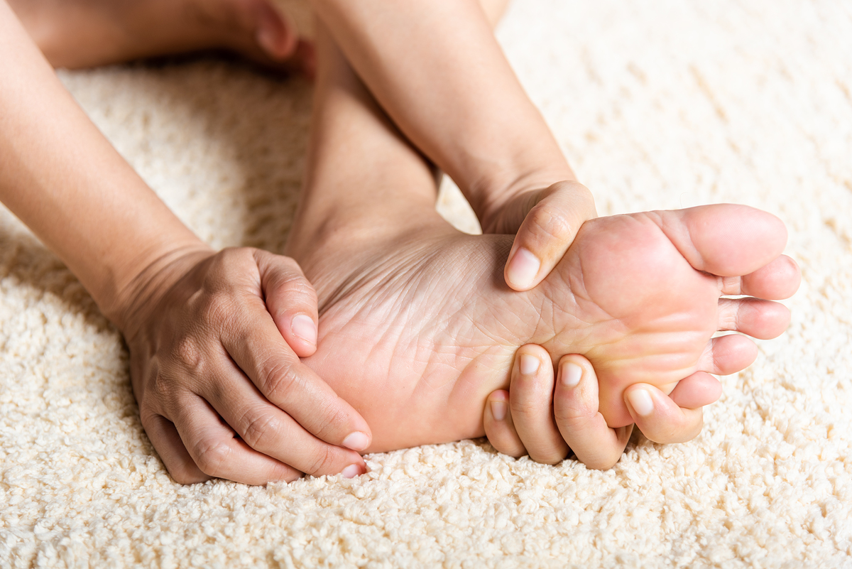 발바닥 클로즈업 손으로 잡고 있음