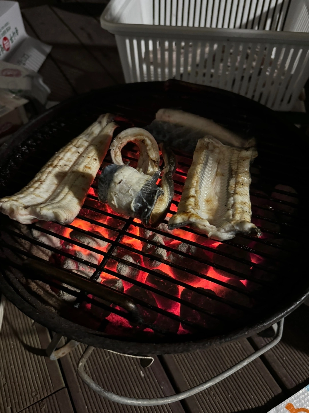 자연산 민물장어 가격이 너무 좋아요~ 자연산 장어는 자주 접하지 못하는 거 같은데 큰 이유가 아무래도 비싼 가격이 아닐까 행각해요~ 그런데 이게 웬걸 가격이 너무 좋았고 맛이 얼마나 쫀득거리는지 안 먹어본 사람은 절대 모르는 그 식감이 있어요. 그럼 민물장어와 바다 장어 차이와 왜 민물장어가 비싼지도 궁금하겠지요? 내 돈 내산후기!