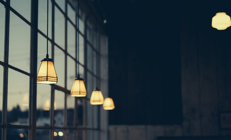 내 방 조명의 철학 – 불빛으로 바뀌는 기분