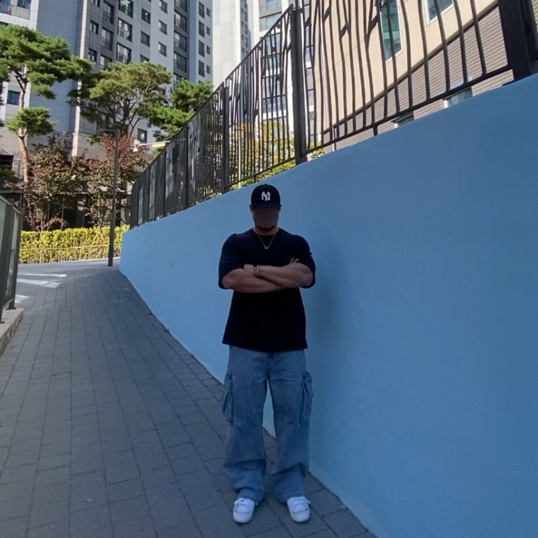 데일리룩('26. 10. 1.)엠엘비 뉴에라 MLB NY Q핏 언스트럭쳐 볼캡, 어커버 티셔츠, 무신사스탠다드 와이드 카고 데님 팬츠, 나이키 블레이저 미드 77 점보, 타티아나