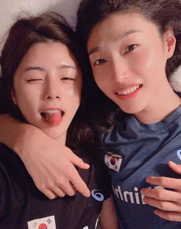 선배 김연경에 대한 폭로를 이어가고 있는 배구선수 이다영이 김연경과 함께 찍은 사진을 올리며 또다시 김연경을 저격했다. [사진=이다영 인스타그램 캡처]