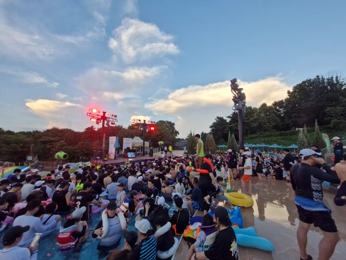 테르메덴-썸머-핫-페스티벌-축제를-기다리고-있는-사람들