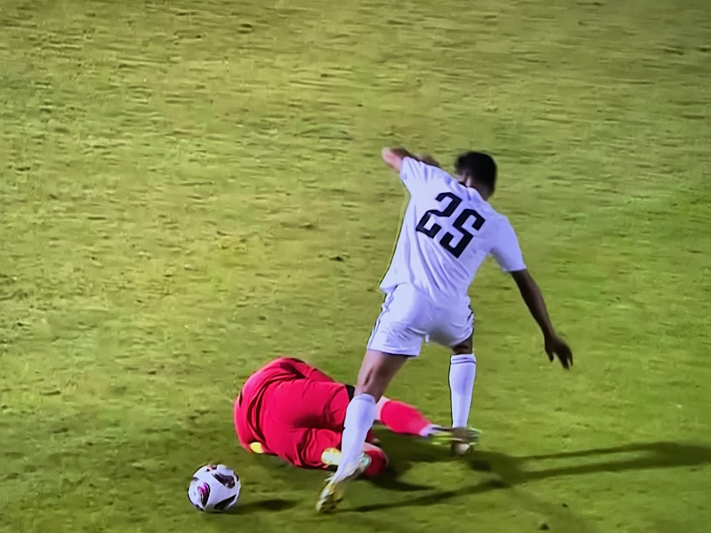 손흥민과 이라크 25번선수 충돌장면