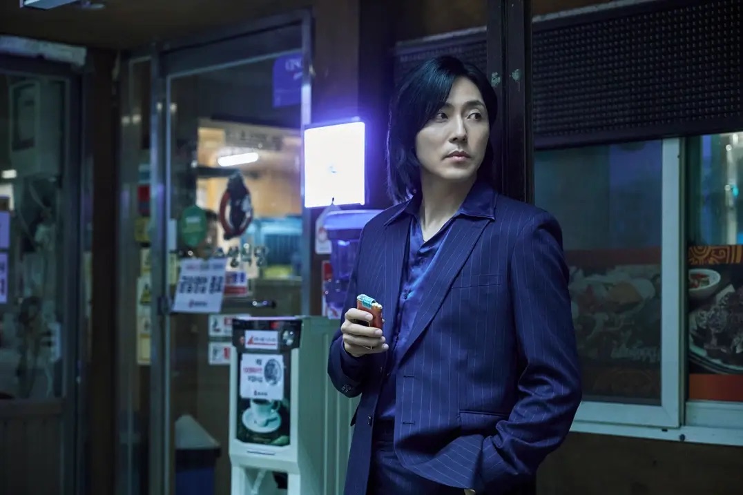 담배를 들고 있는 진소백