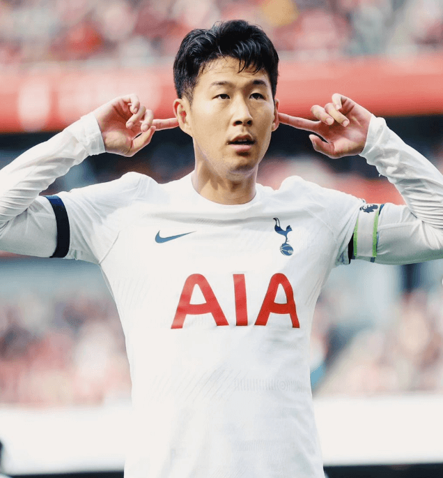 손흥민 아스날 토트넘 경기 중 동료와 기뻐하는 장면