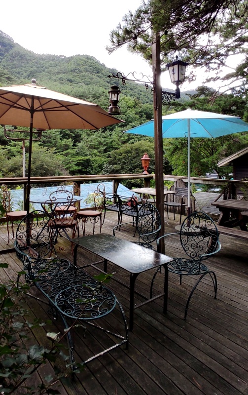 바깥쪽에 배치된 파라솔과 테이블