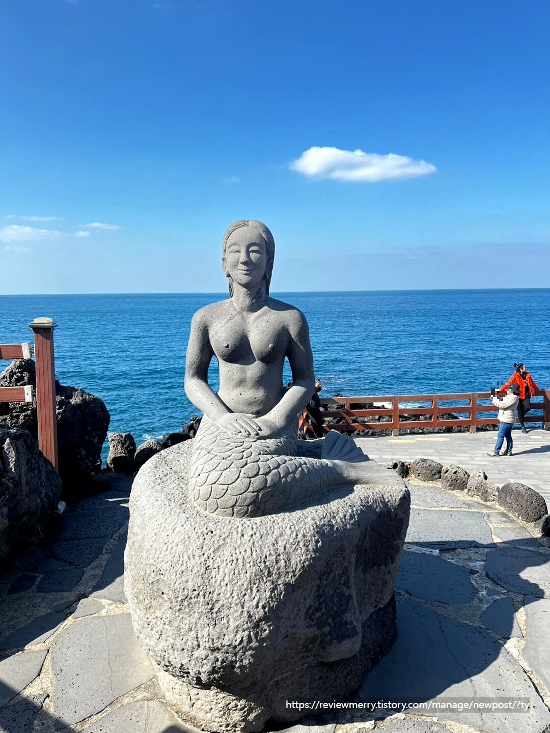 용두암 앞 인어석상