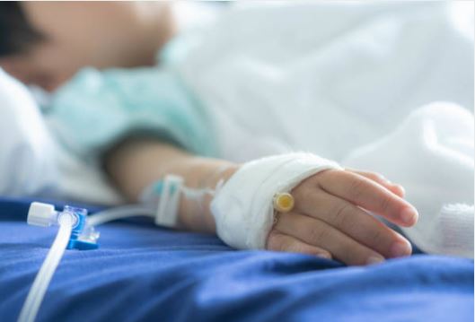 병원에 누워서 수액 맞고 있는 사진