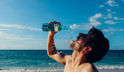 물마시는 남자 (출처 : pixabay)