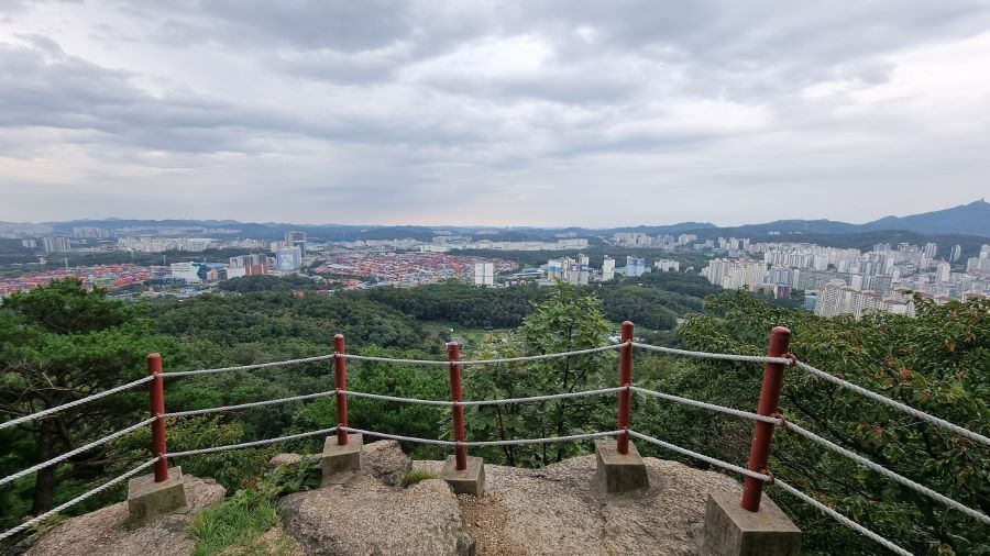 구름낀 회색 하늘, 전망대에서 바라보이는 의왕 시가지,