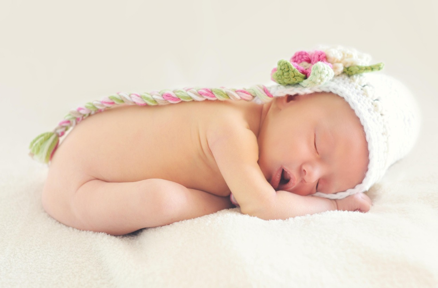 모자 쓰고 자는 아기