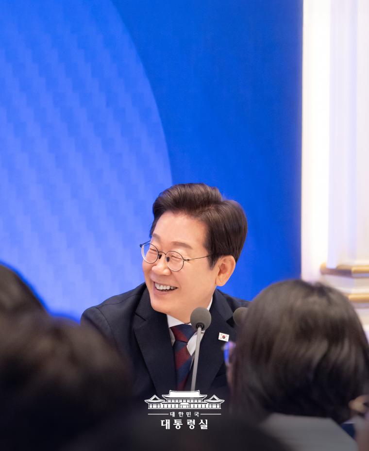 이재명 굿즈 - 디지털 굿즈부터 대선 운동화까지