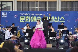 용강동과 함께하는 문화예술 르네상스 기본정보와 특징 소개 박서진 양지은 오정해 장보윤 정수연 출연