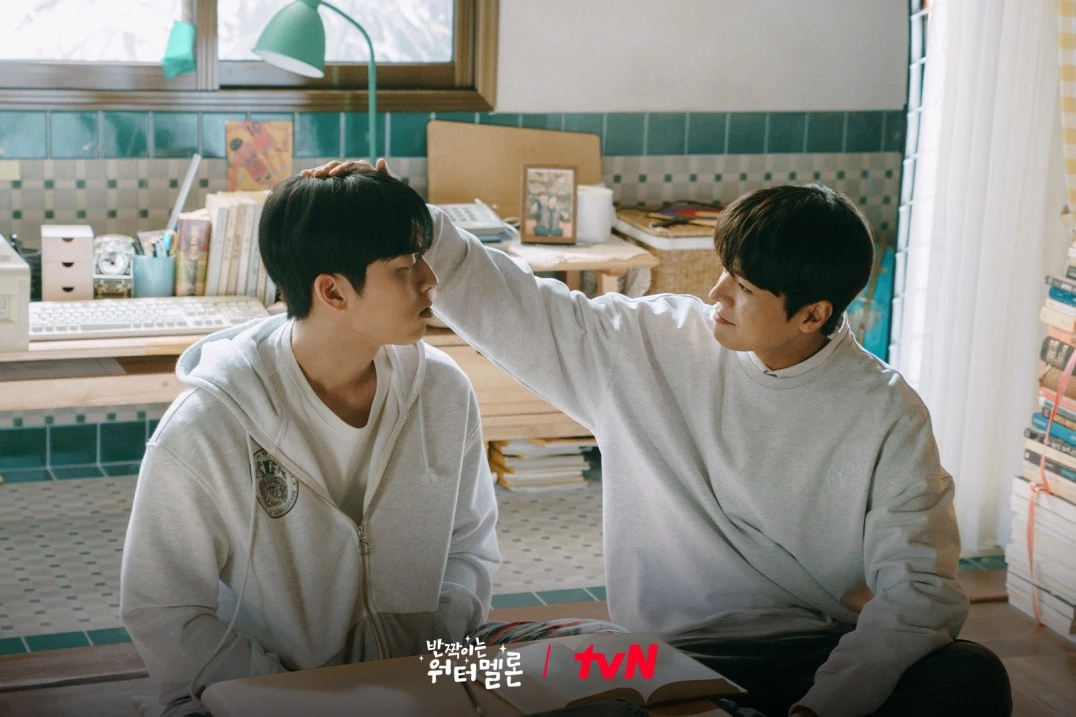 머리를-쓰다듬는-남자-2명-반짝이는-워터멜론