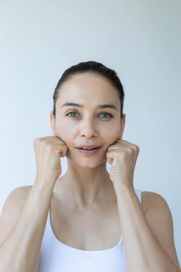 페이스 요가(Face Yoga): 자연스럽게 예뻐지는 얼굴 라인 관리 비법