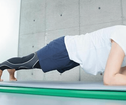 플랭크-운동-하는-모습