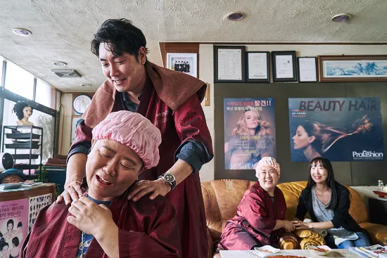 동네 사람들에게 신뢰를 쌓는 구종진(조진웅)