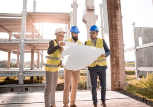 설계도-보는-근무자들