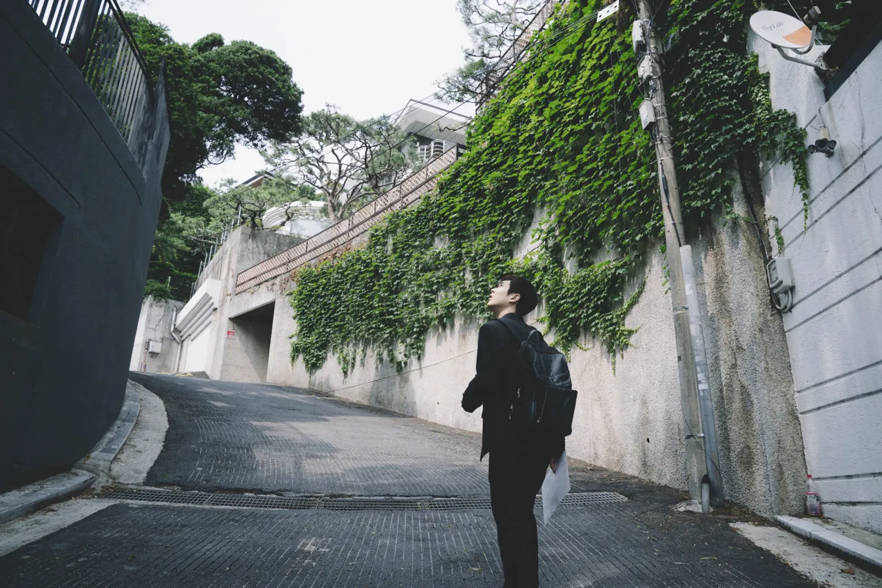 영화 기생충 반지하 동네의 좁은 골목 풍경
