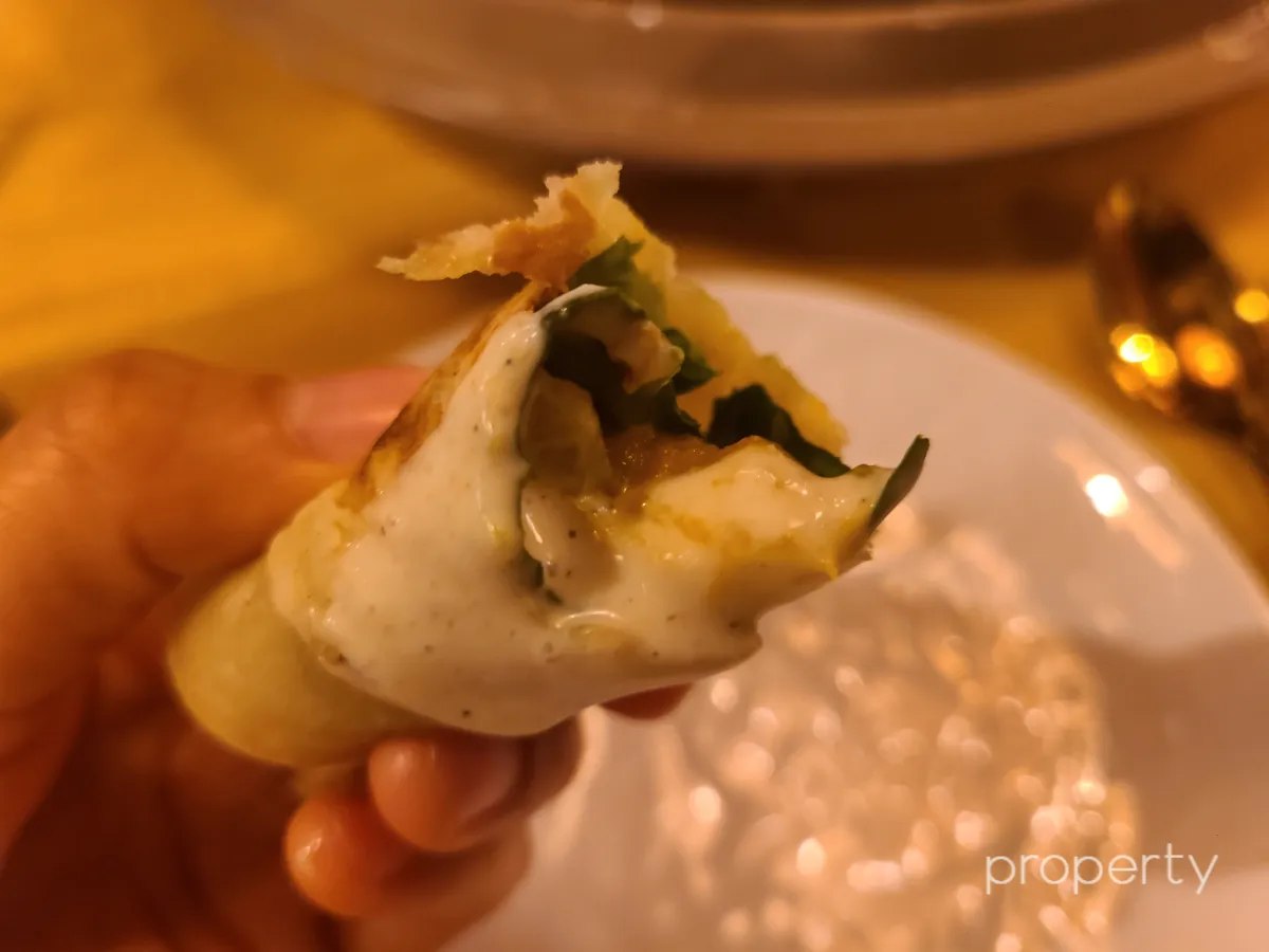 롤모양으로말아놓은난-그속에망고와샐러드-흰색소스가찍혀진모습