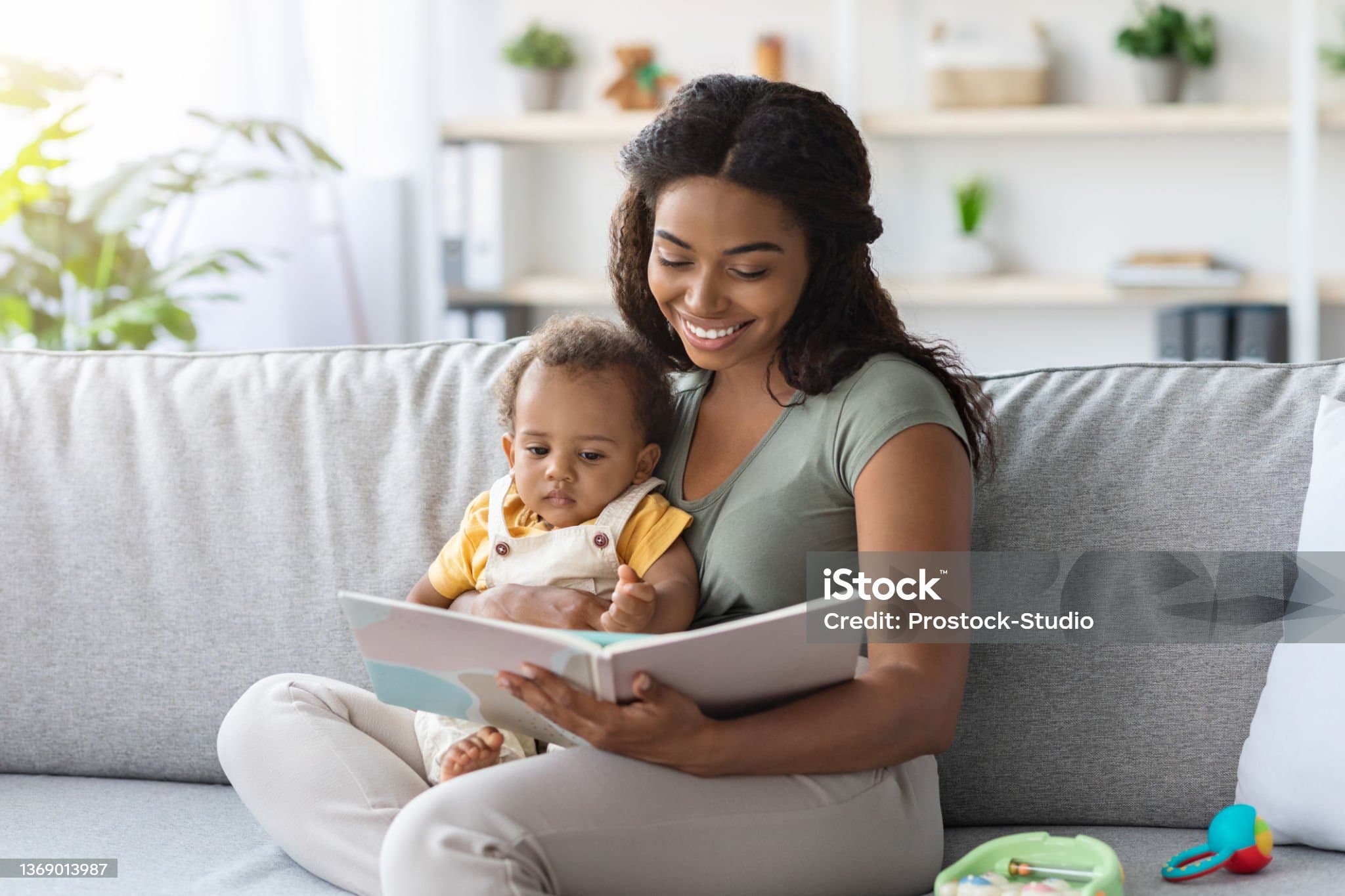 “책 좋아하는 아기, 6개월부터 시작됩니다”