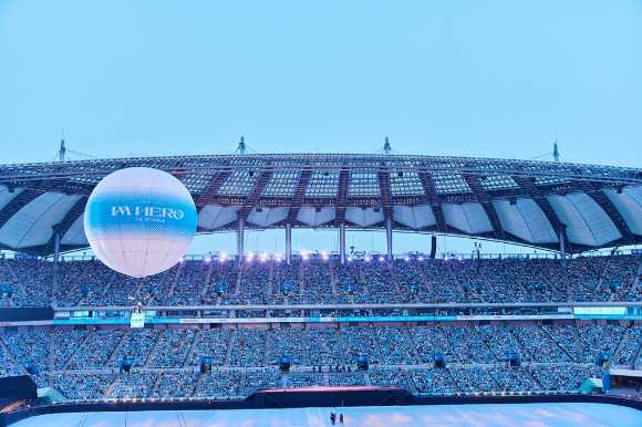 가수 임영웅이 26일 서울 상암 월드컵경기장에서 열린 2024 콘서트 ‘IM HERO - THE STADIUM'에서 무대를 펼치고 있다. [사진=물고기뮤직]