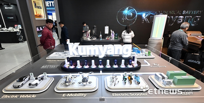 지난 3월에 열린 '인터배터리 2025'에서 참관객이 금양 부스를 살펴보고 있다.