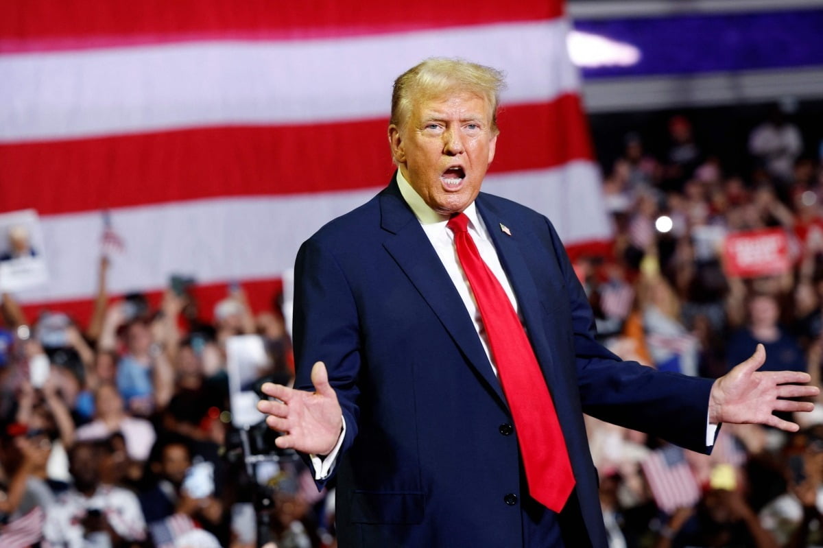 빨간 넥타이를 착용한 도널드 트럼프 전 대통령이 6월 22일 필라델피아에서 연설하고 있다.