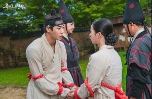 나느 이제 당신의 서방이 아니라고 하는 장면