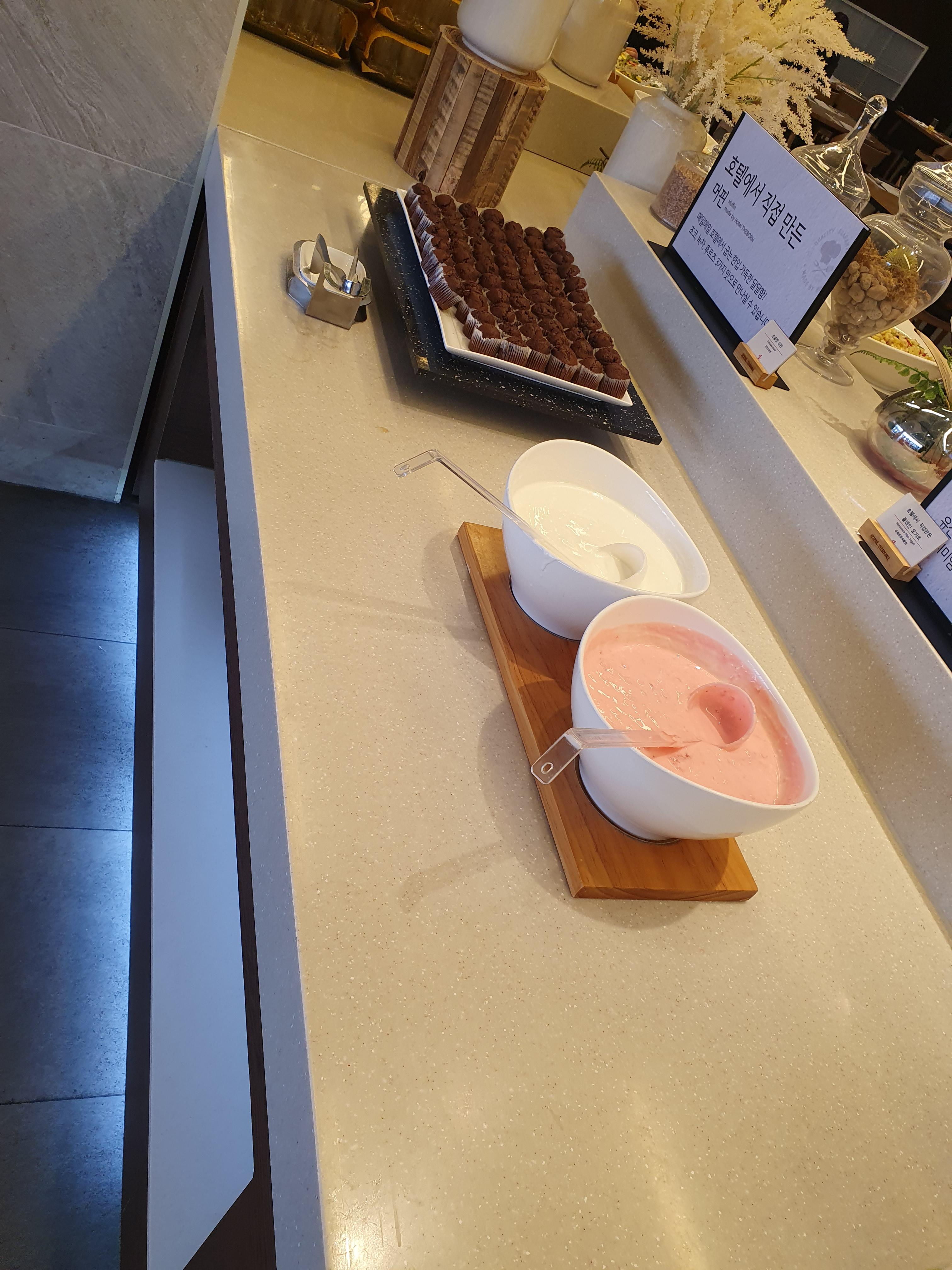 제주 호텔 더본 조식뷔페 탐모라 후식요거트와 머핀