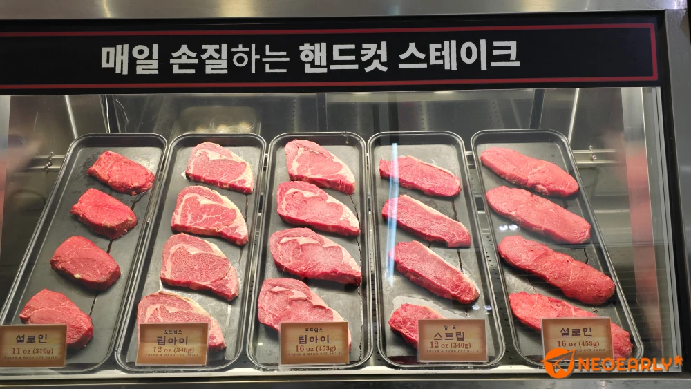 스테이크는 눈으로 먼저 만날 수 있습니다.