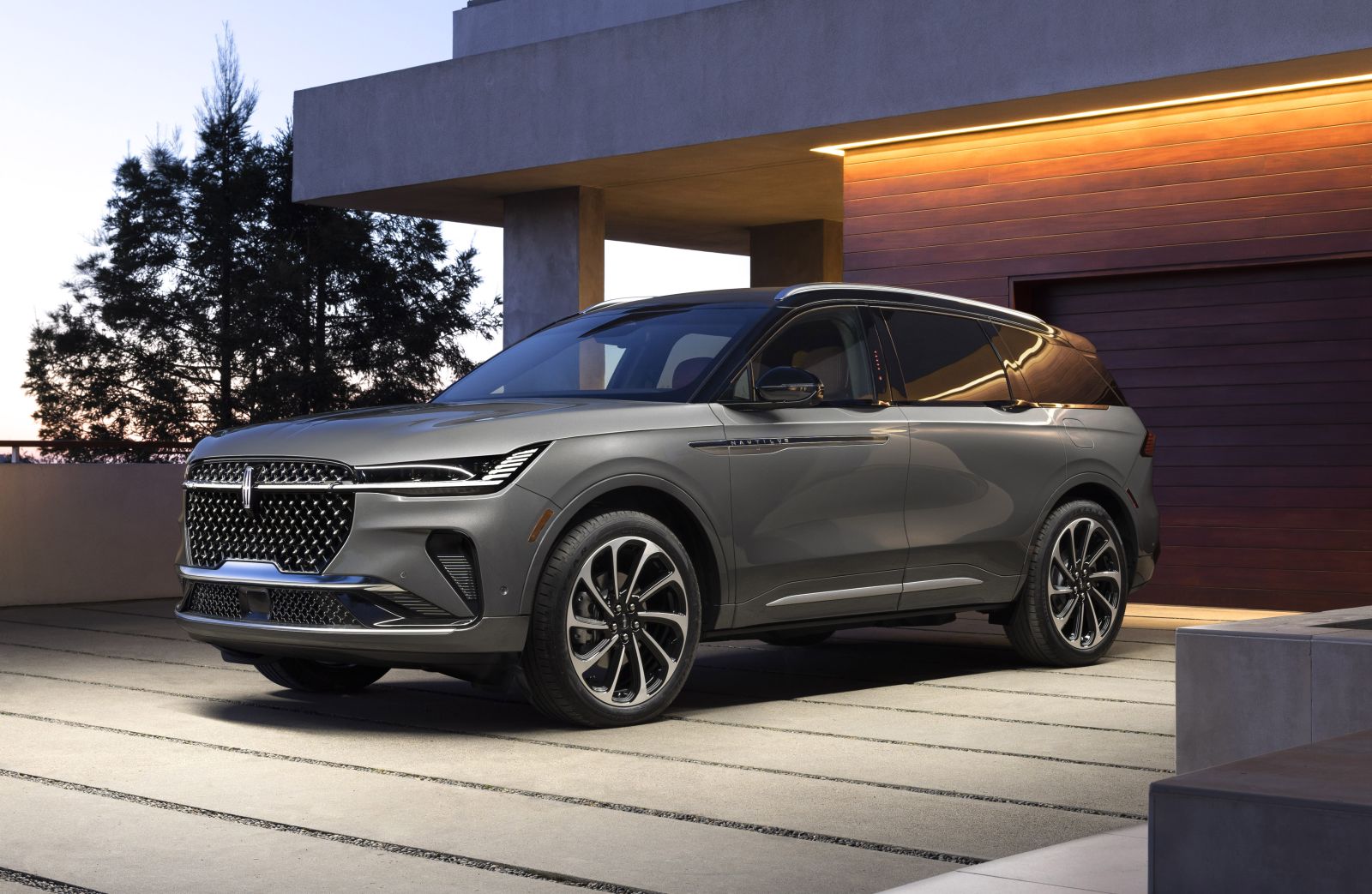 미국 완성차업체 링컨이 럭셔리 중형 SUV '노틸러스 풀체인지' 모델을 공개했다.