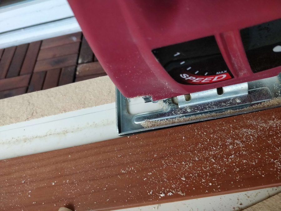 직소기로 합판을 자르는 사진