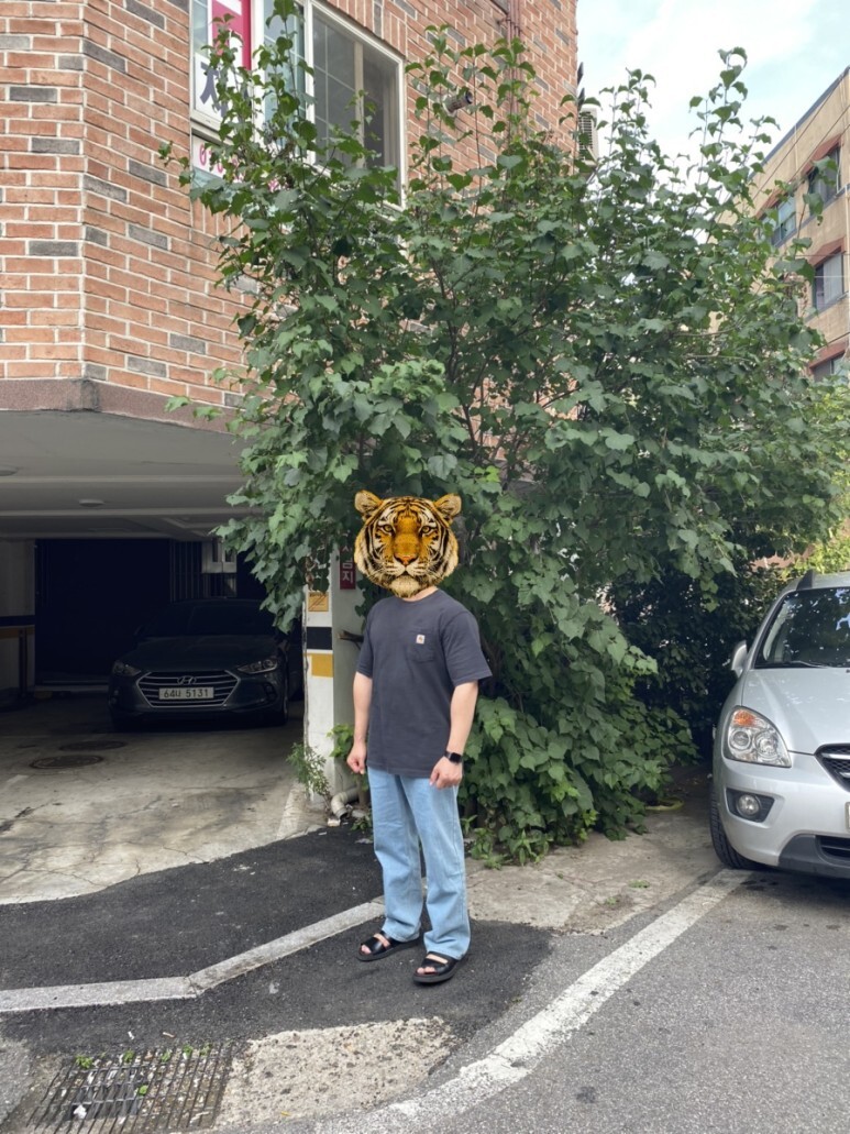 데일리 룩(오뭘입)_칼하트 기본 반팔, 토피 와이드 청바지, MMGL 샌들, OOTD