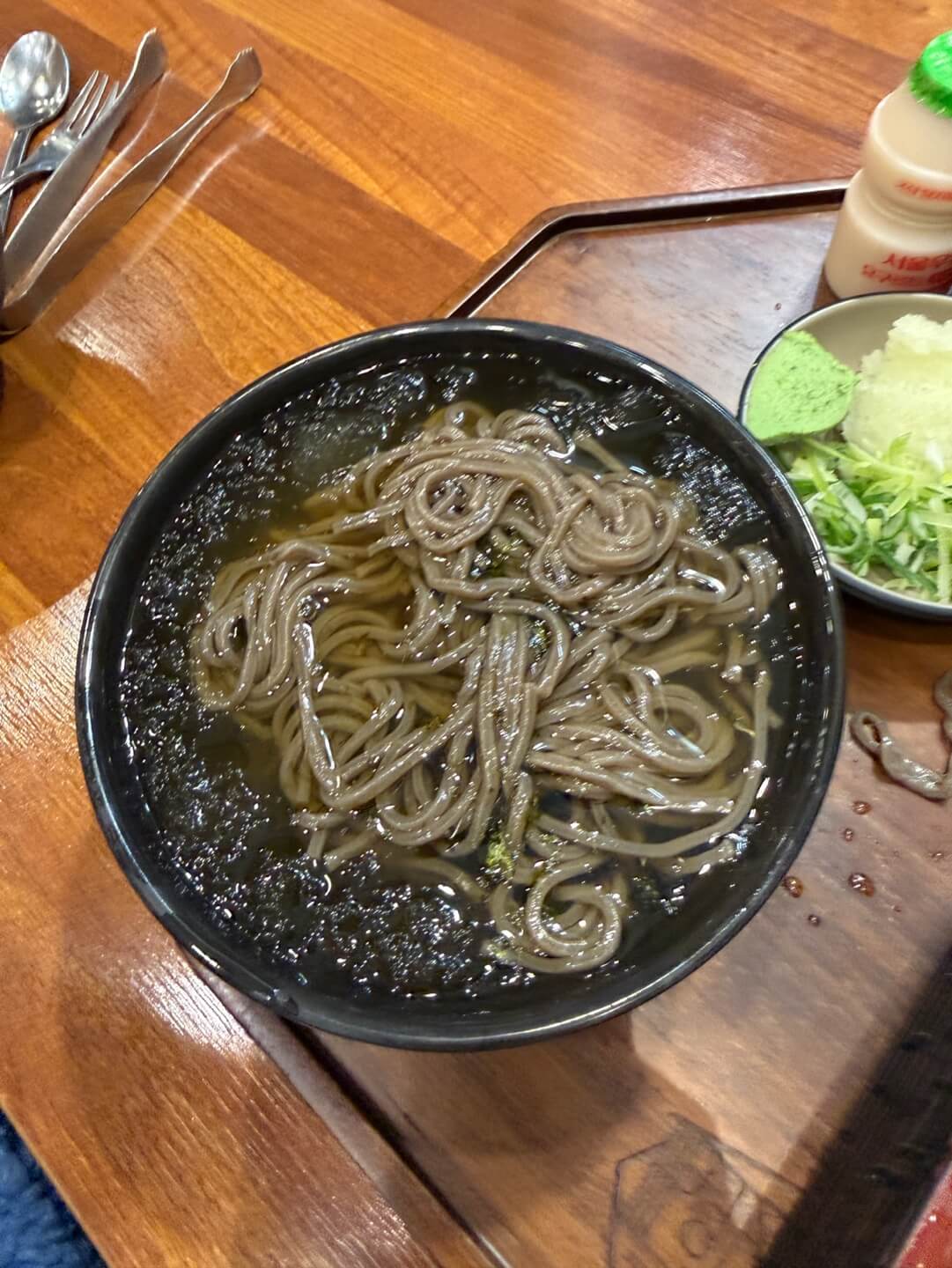 정자동 맛집 청수 모밀 먹는 모습