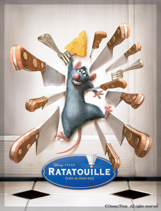 주인공 요리하는 쥐 레미가 다양한 요리 도구 사이를 아슬아슬하게 피해 벽에 치즈와 함께 매달려 있습니다.