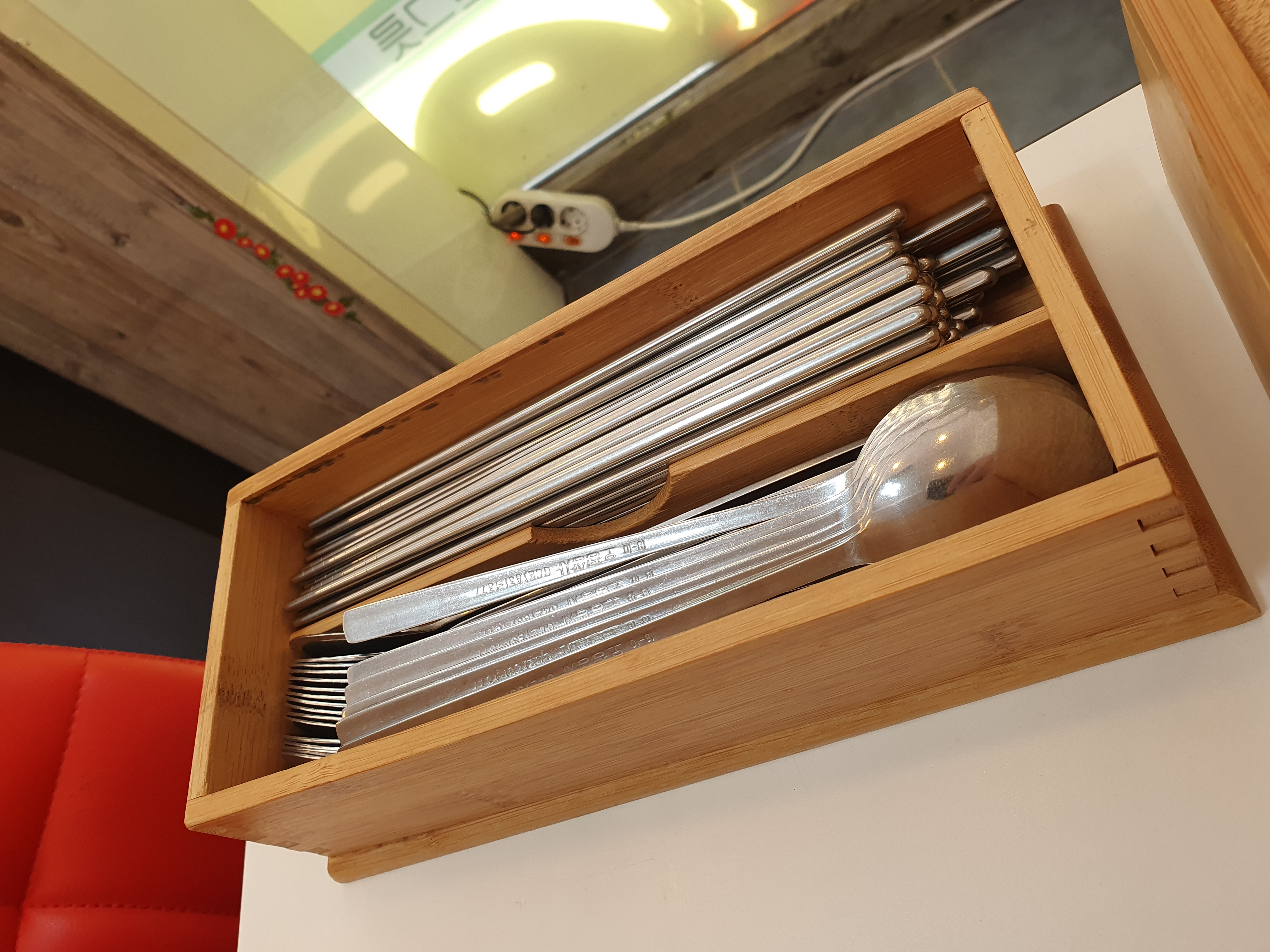 원내동 잔치국수 넘치는 국수한그릇 수저 젓가락